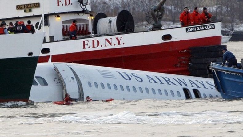 Самолет столкнулся с гусями и рухнул в реку (25 фото)