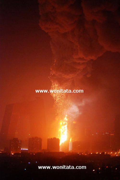 В Пекине сгорел небоскреб (21 фото)