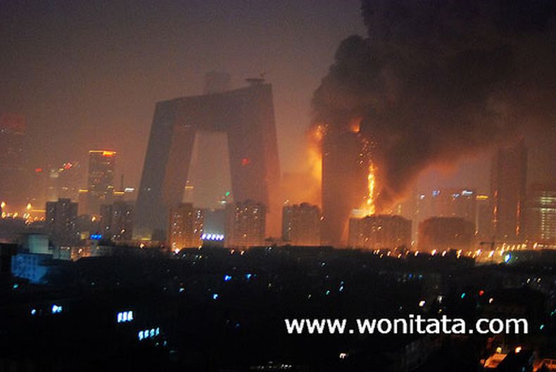 В Пекине сгорел небоскреб (21 фото)