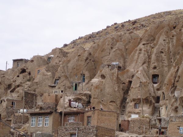 Дело в том, что дома в деревне Кандован высечены прямо в скалах, в каждой скале по дому. Возраст некоторых из них превышает 700 лет.