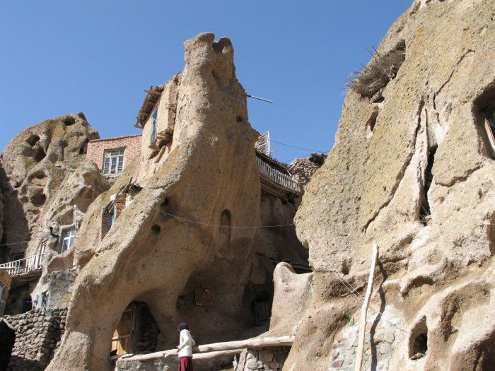 Со временем жители этих причудливых скал расширили свои дома каменными пристройками.