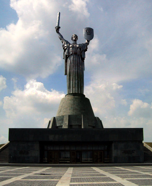 3. Монумент-скульптура Родина-Мать, стоящая в Киеве на берегу Днепра. Общая высота 102 метра с постаментом.