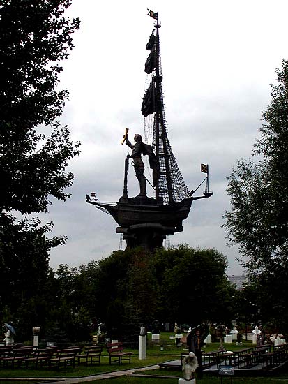 4. Статуя Петра Первого в Москве, высотой 96 метров.