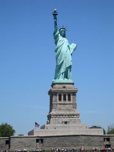 5. Статуя Свободы в Нью-Йорке, высотой 93 метра. В прочем, без педестала ее высота сотавляет всего 43 метра.