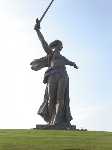6. Скульптура Родина-Мать на Мамаевом кургане в Волгограде, высотой 82 метра, сооружена в 1967 году.