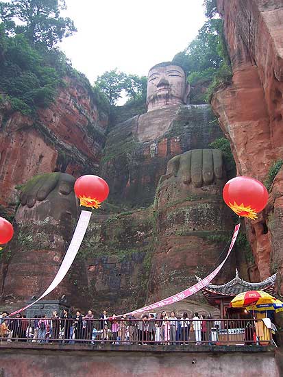 7. 71-метровый Будда в Лешане, Китай. Одна из старейших статуй в мире. Создание велось с 713 по 803 год.