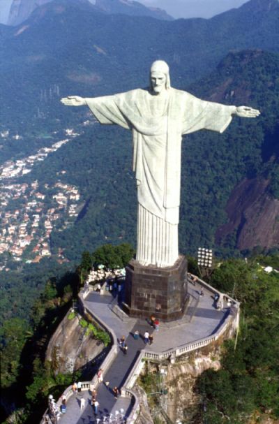 8. 38-метровая каменная статуя Иисуса Христа-Искупителя, которая возвышается над городом Рио де Жанейро на горе Корковадо высотой 709 метров. Построена в 1931 году.