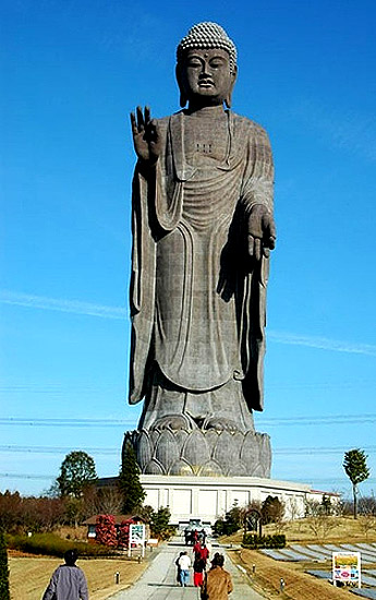 8 самых высоких статуй в мире