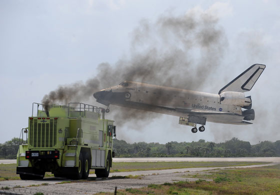 Посадка шаттла Discovery во Флориде после 13-дневного полета. Photograph: Stan Honda/AFP/Getty Images