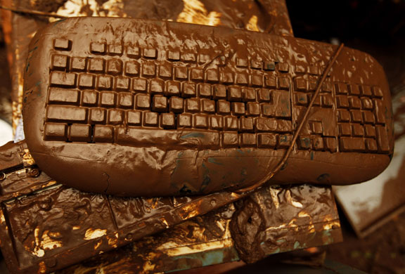 2 апреля. Джакарта, Индонезия. Клавиатура компьютера, залитая грязью в доме, пострадавшем при прорыве дамбы. Photograph: Beawiharta/Reuters