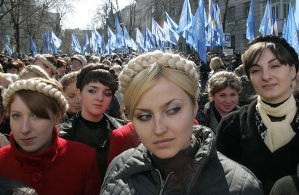 31 марта. Киев, Украина. Женщины с прическами Юлии Тимошенко в лагере оппозиции, поддерживающей Виктора Януковича.