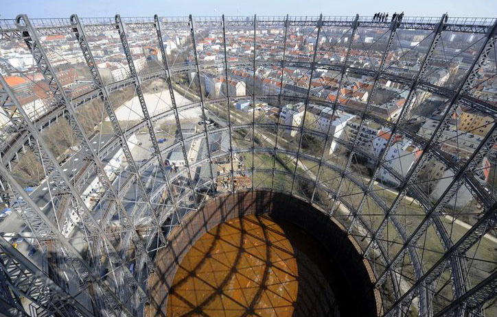 Грандиозное сооружение, именуемое the Berlin Gasometer - сохранившаяся часть гигантского городского газохранилища, построенного ещё в 1910 году. Сейчас оно открыто для туристов. John Macdougall-AFP/Getty Images