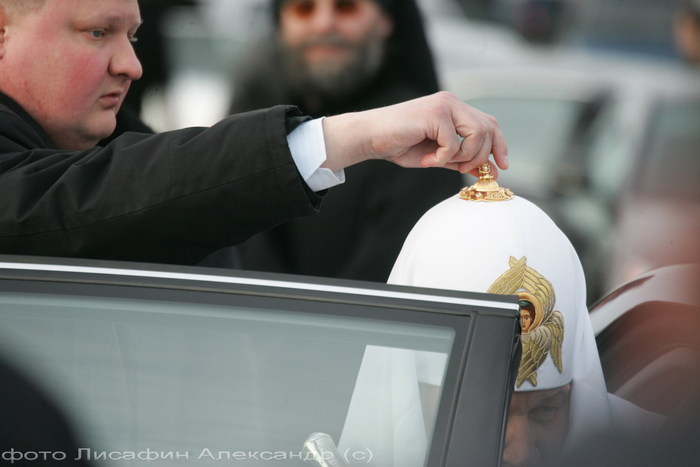 3,04,2009 Санкт-Петербург Патриарх Кирилл содиться в автомобиль. 