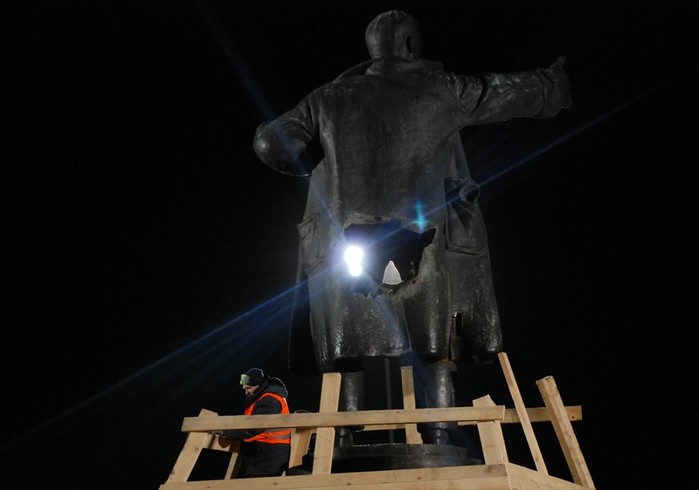 Неизвестные взорвали памятник В. И. Ленину