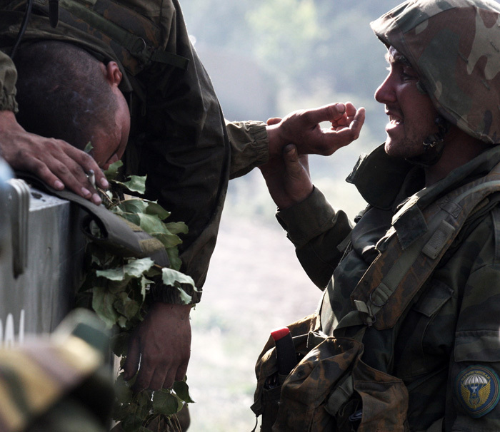 11.08.2008 , Грузия, село Мегврекиси. Российские разведчики оказывают первую помощь товарищу, раненному в  бою.