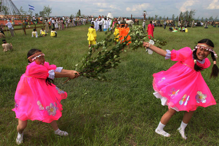 июнь 2006 год Якутия Девочки во время празднования Нового Года в Якутии, Праздник Лета. Представляет собой весенне-летний праздник в честь божеств айыы и возрождения природы, сопровождаемый обрядом молений, обильным угощением и кумысопитием, танцами.