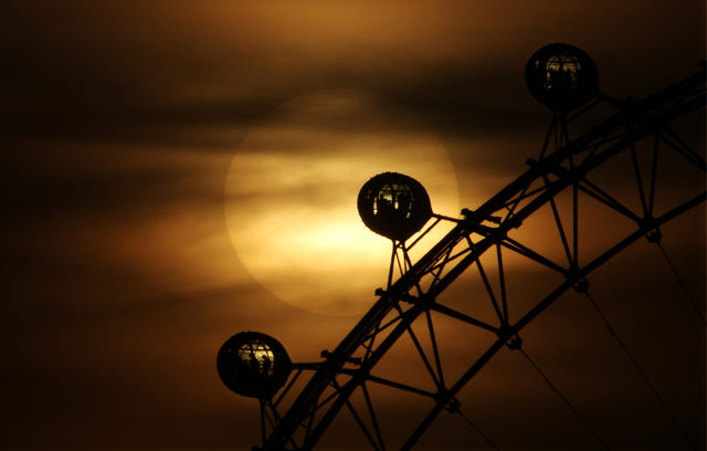 16 марта 2009. Лондон, Англия Колесо обозрения London eye на фоне заката. (Dan Kitwood/Getty Images)