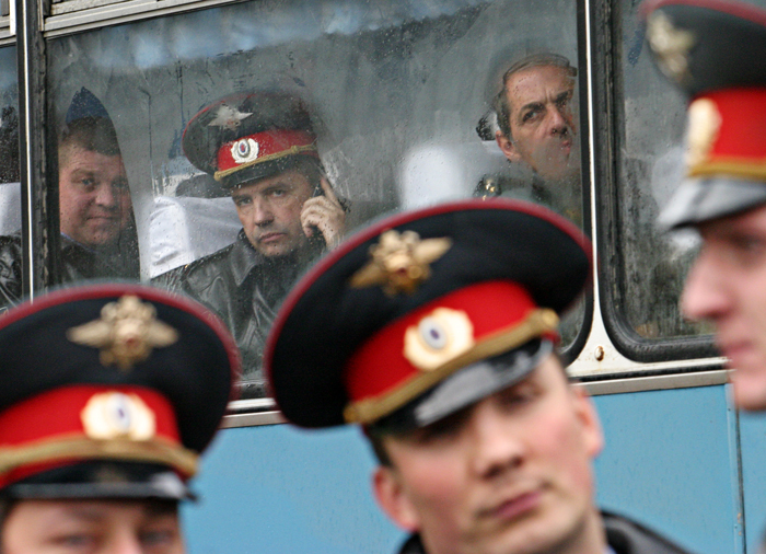 10.2007 год , Москва Милиционеры на страже порядка во время митинга.