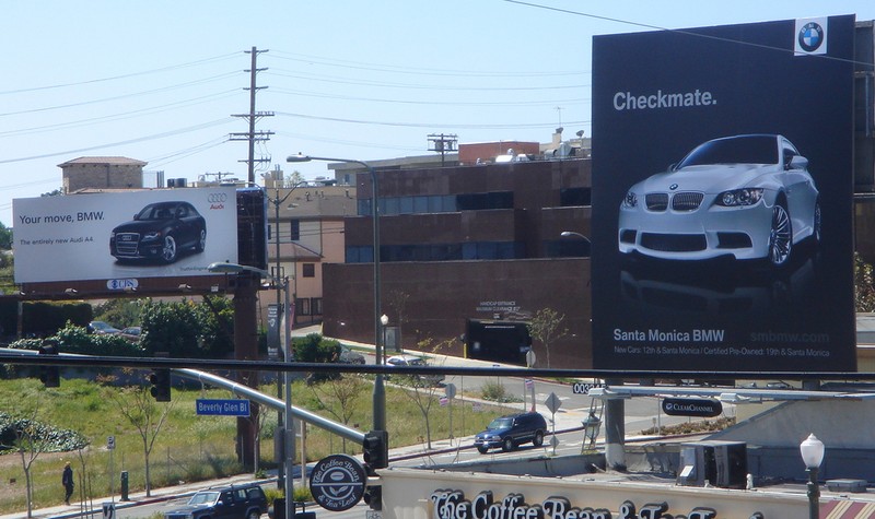  прямо напротив биллборда Audi на противоположной стороне проспекта появился биллборд BMW M3 со слоганом «Checkmate»/Мат.