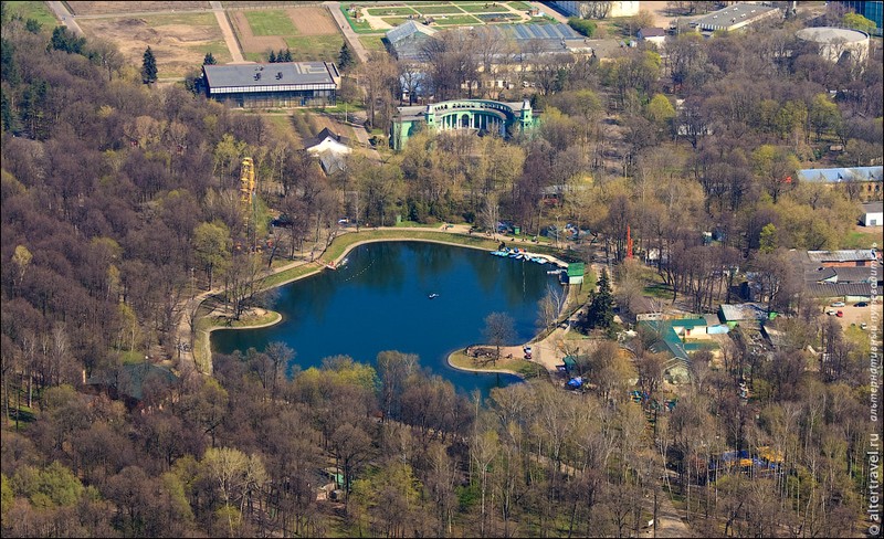 Парковый пруд в парке Останкино.