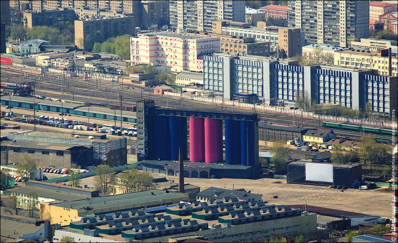 Станция Москва-Бутырская, клуб «Гауди-Арена» в бывшем элеваторе и автомобильный кинотеатр правее.