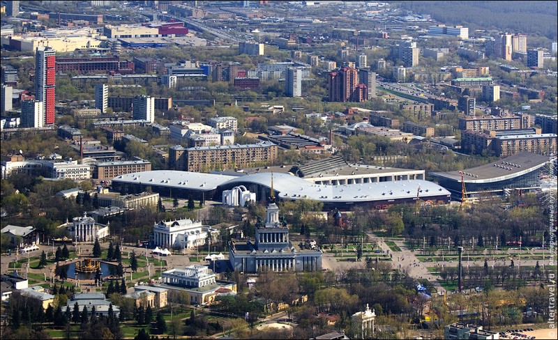 ВДНХ с построенным в 2008 году международным выставочным комплексом «Россия».