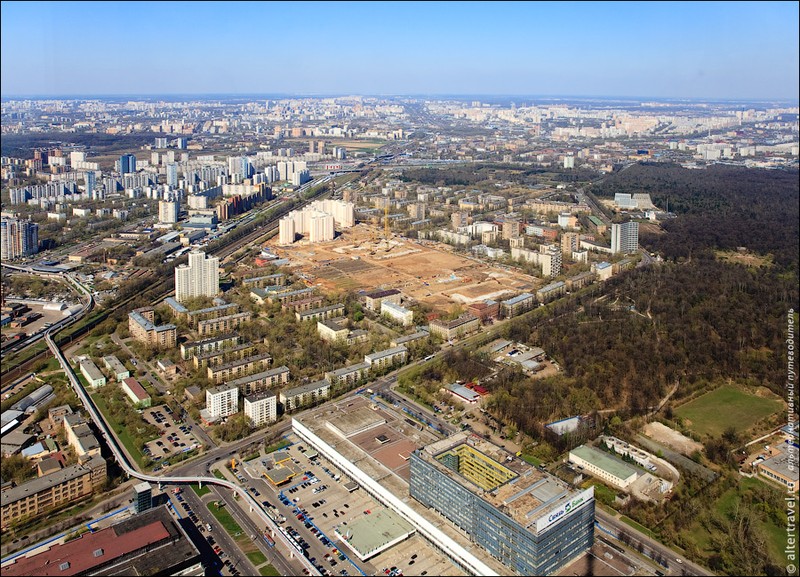 В центре идет строительство жилого комплекса «Марфино», слева видно эстакаду московской молорельсовой дороги.