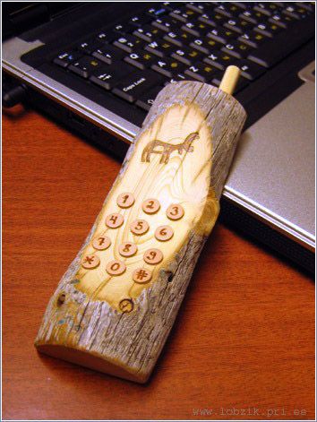 Телефон из дерева (5 фото)