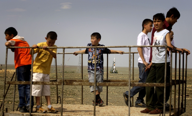 Казахские ребятишки на фоне российского 
