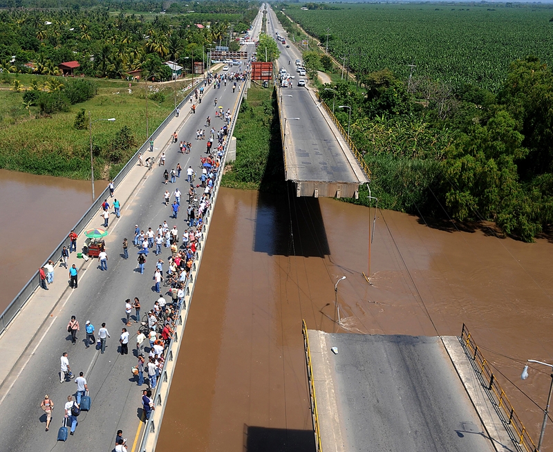 После 6-балльного землетрясения в Гондурасе пострадал мост, который был построен французами в 1963 году. К сожалению, 6 человек погибло и около 40 было ранено.
