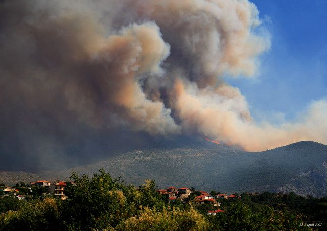 Foto Kebakaran hutan di Greece