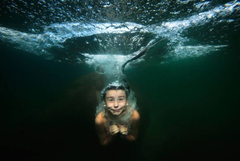 1) Девочка ныряет в озеро. Снимок сделан 7 августа в 100 км к западу от Санкт-Петербурга. (Dmitry Lovetsky/AP)