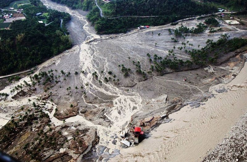 3) На этом снимке, сделанном 13 августа, можно увидеть массивные грязевые оползни на реке в уезде Гаосюн, на юге Тайваня, которые образовались здесь после прохождения тайфуна Моракот. Циклон стал причиной самого сильного наводнения на острове Тайвань за последние 50 лет. Сотни человек погибли или пропали без вести. (AP)