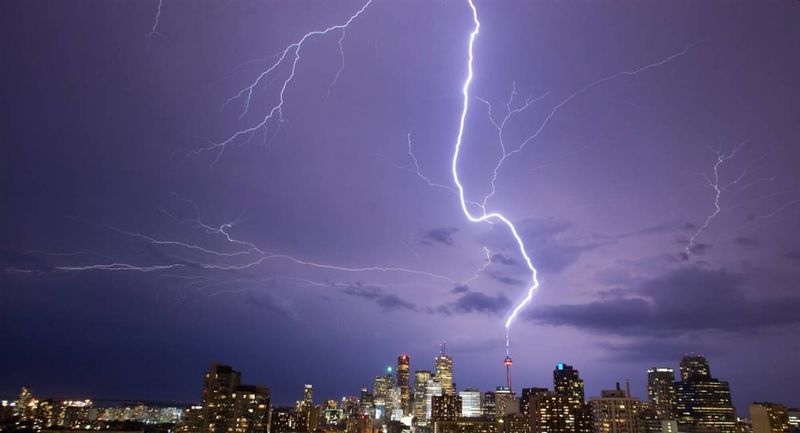 7) Молния бьет в башню «CN Tower» в Торонто 9 августа. (Jim Bradford/The Canadian Press via AP)