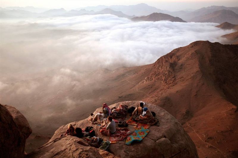 9) 10 августа посетители наблюдают за восходом солнца на горе Моисея на Синайском полуострове. Согласно Библии, это – именно то место, где Моисей получил от Бога десять заповедей. (Goran Tomasevic/Reuters)