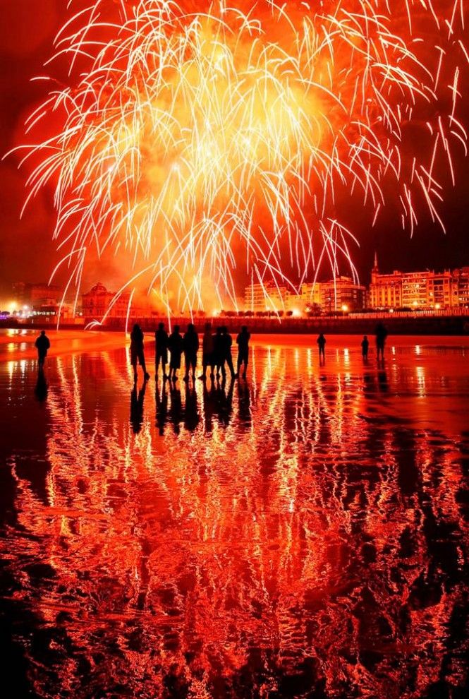 10) 8 августа итальянская компания «Parente Fireworks» открывается Международный конкурс фейерверков, который положил начало фестивалю 