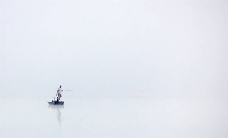 13) Одинокий рыбак ждет клева в лодке в густом тумане на водохранилище Ла Дью в Оберн, штат Огайо. (Amy Sancetta/AP)