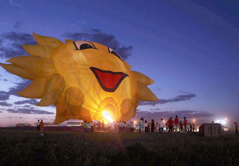 14) Участники из восьми разных стран готовят свои воздушные шары для первого фестиваля воздушных шаров в Баотоу, Китай, 13 августа. (Getty Images)