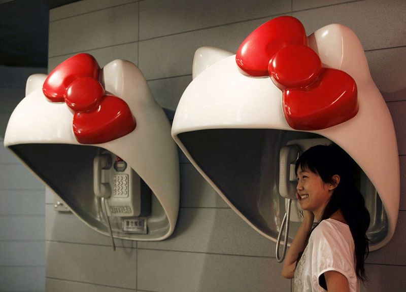 17) Посетительница позирует на выставке «Кити Лаб» в честь празднования 35 годовщины торговой марки «Hello Kitty» в Гонконге 12 августа. (Kin Cheung, AP)