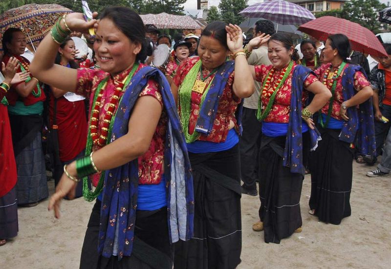 20) Непальские женщины в традиционных нарядах из сообщества Таманг исполняют танец во время съезда, символизирующего Международный день коренного населения в Катманду, Непал, 9 августа. (Binod Joshi, AP)