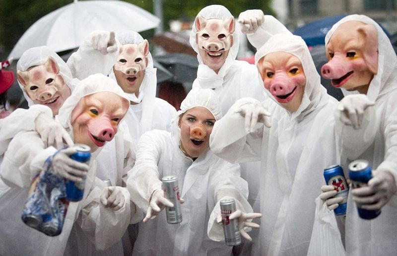 23) Рейверы в масках танцуют во время уличного парада в Цюрихе, Швейцария, 8 августа. (Ennio Leanza, Keystone / AP)