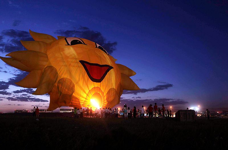 45) Воздушный шар в форме солнца на международном фестивале воздушных шаров в китайском городе Баотоу, четверг. Около сотни воздушных шаров из восьми стран приняли участие в этом фестивале, который впервые проводится в этом регионе. (Agence France-Presse/Getty Images)