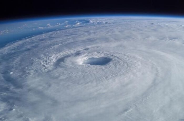 Снимки центра урагана (30 фото)