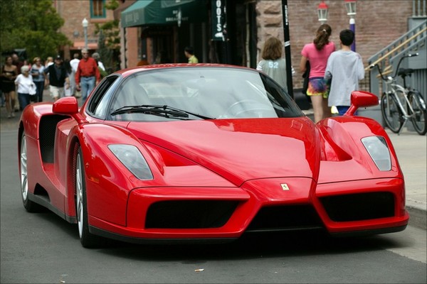  Как далеко отлетит двигатель Ferrari, если она попадет в аварию на 320 км/ч (7 фото)