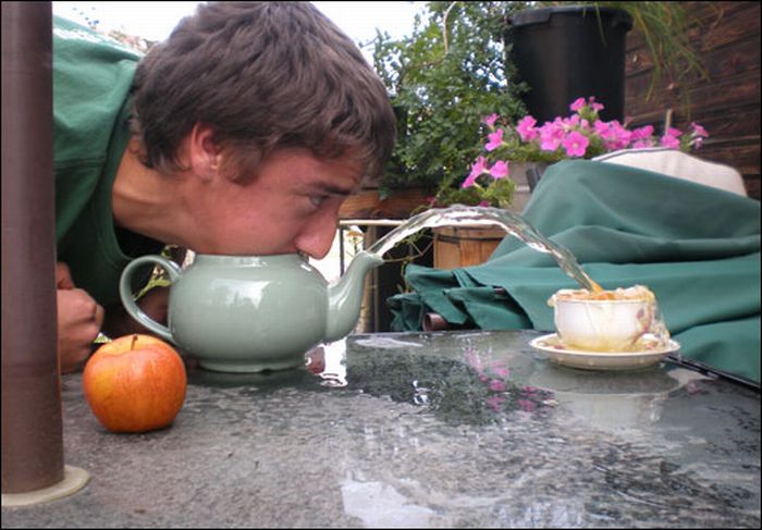 соревнования по выдуванию воды из чайника (16 фото)