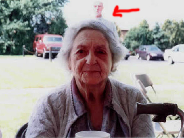 Дениз Рассел сделала этот снимок своей бабушки в 1997 и была шокирована, когда увидела изображение своего умершего дедушки за спиной своей бабушки после проявки.