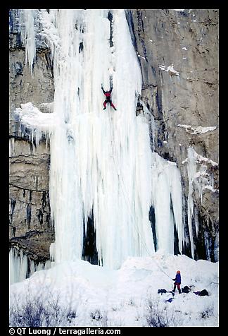 Альпинисты, штурмующие ледяные столбы проходят специальную подготовку ледолазания…