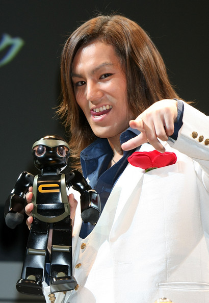 Японский комедийный актер Eikou Kano демонстрирует робота Chroino.