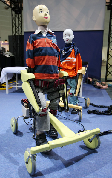 Тот самый робот-костюм, Hart Step, про который мы рассказывали вначале новости. Аппарат помогает пожилым людям переносить тяжелые вещи. По словам разработчиков (Tokyo University of Science), пожилой человек в экзоскелете вполне может соревноваться в силе с заправским силачом.