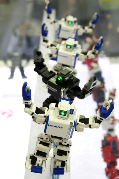 Танцующий робот i-SOBOT, показанный компанией Takara Tomy.